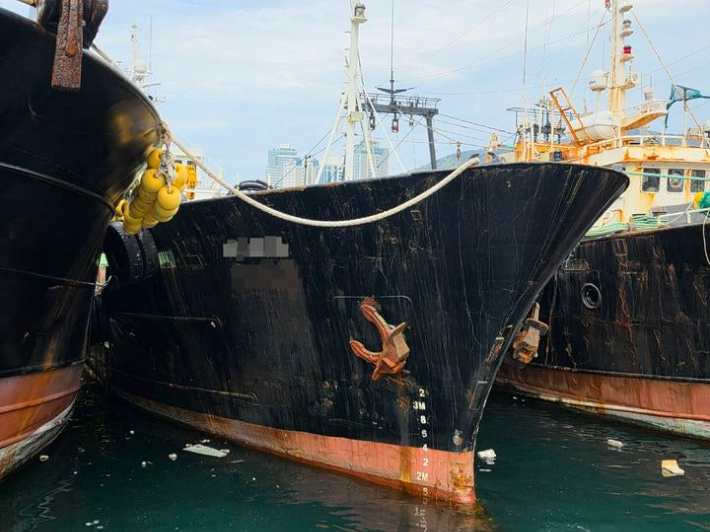 10일 부산 남항 인근에서 선박 바닥에 고인 폐수(선저 폐수)를 해상으로 배출한 혐의로 60대 남성이 해경에 적발됐다. 부산해양경찰서 제공 