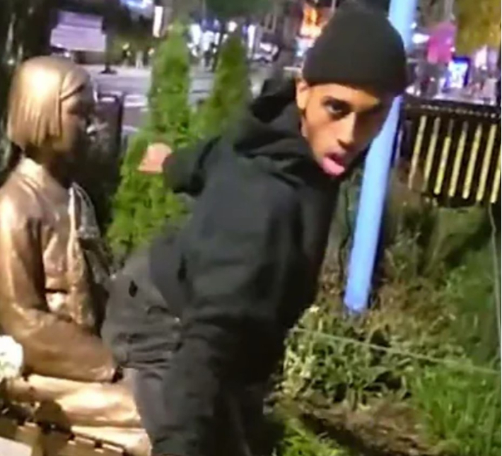 미국 국적 유튜버 조니 소말리가 평화의 소녀상 앞에서 외설스러운 춤을 추고 있다. 소말리 유튜브 화면 캡처