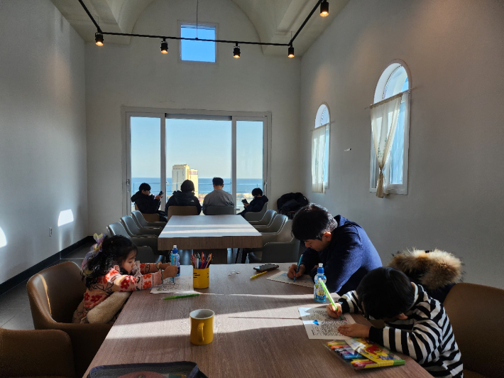 묵꼬양치유카페 내부. 동해시 제공