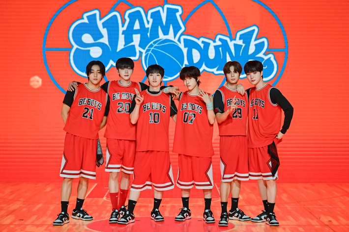 6인조 신인 보이그룹 비보이즈가 15일 오전 11시 서울 마포구 쇼킹케이팝센터에서 첫 싱글 '비:투' 쇼케이스를 열었다. 오크컴퍼니 제공