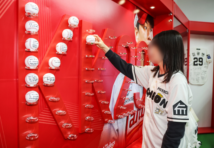 김광현의 팬이 응원 메시지를 적은 로고볼을 올려놓고 있다. SSG 제공