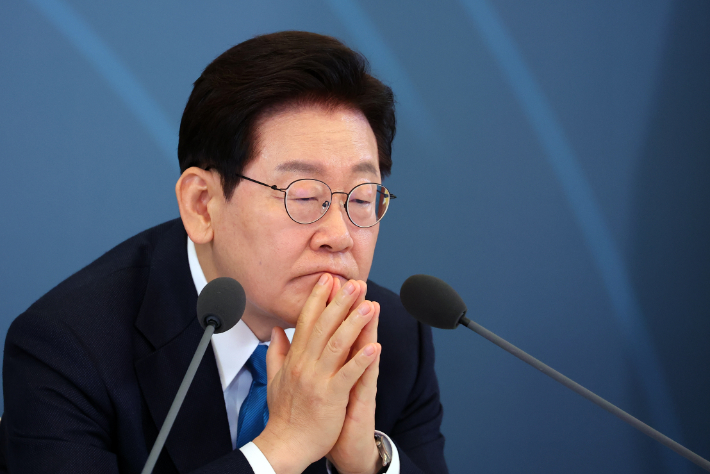 이재명 대통령이 15일 청와대에서 열린 규제합리화위원회 제1차 전체회의에서 발표 자료화면을 보고 있다. 연합뉴스