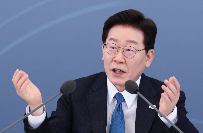 이재명 대통령이 15일 청와대에서 열린 규제합리화위원회 제1차 전체회의에서 발언하고 있다. 연합뉴스