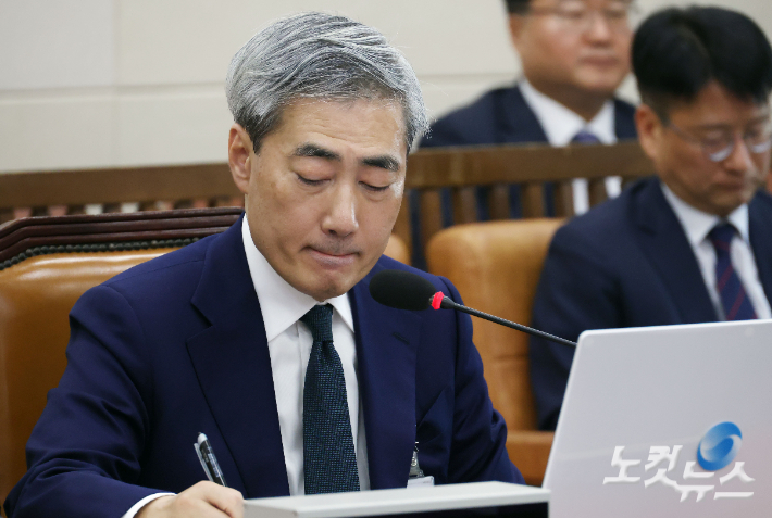 신현송 한국은행 총재 후보자가 15일 국회 재정경제기획위원회에서 열린 인사청문회에 출석해 질의를 듣고 있다. 황진환 기자