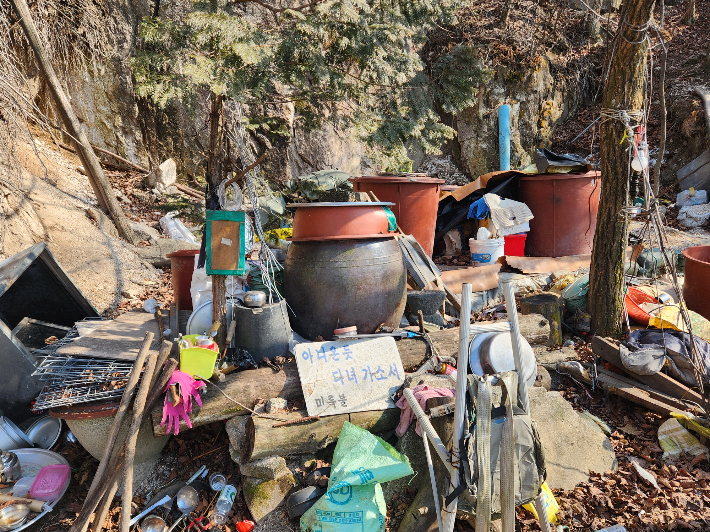 양산 가산리 마애여래입상 일대에 폐기물이 방치된 모습. 금정산국립공원사무소 제공