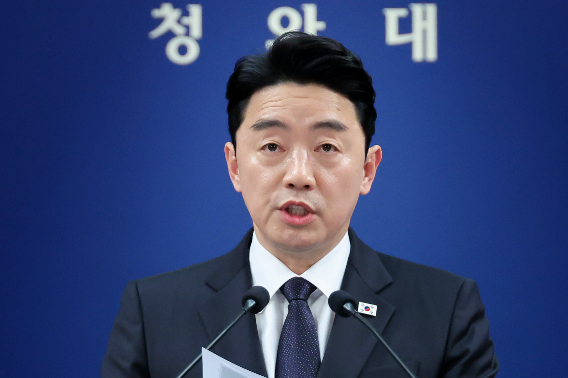 강훈식 비서실장이 15일 청와대 기자회견장에서 전략경제협력 대통령특사 활동 결과 관련 브리핑을 하고 있다. 연합뉴스