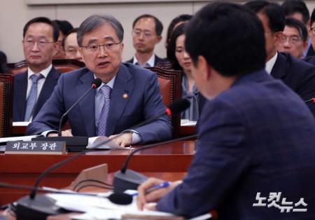 질의에 답하는 외교부 장관