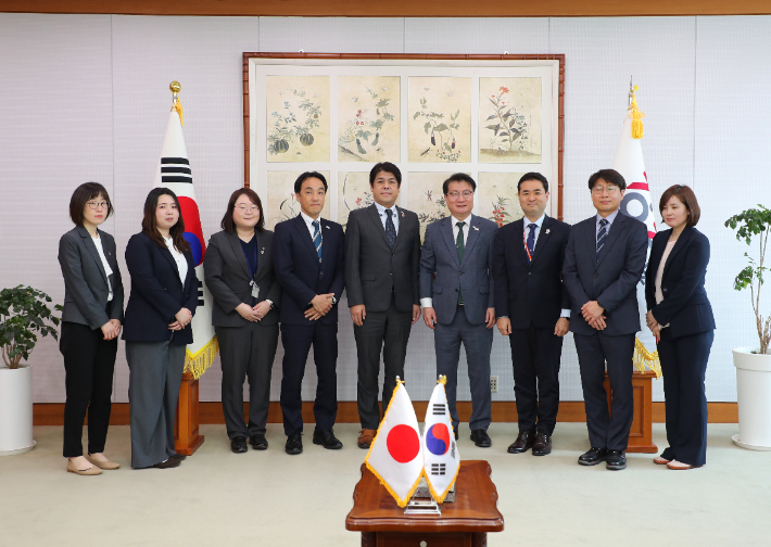 4월 13일부터 15일까지 일본 돗토리현 대표단이 강원도를 찾아 여중협 강원도지사 권한대행 등을 만나 교류 활성화 방안을 논의했다. 강원도 제공 