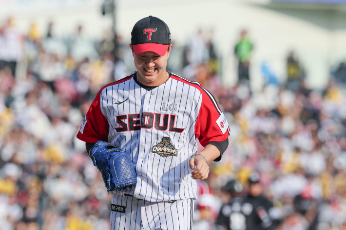 지난 3월 29일 서울 송파구 잠실야구장에서 열린 프로야구 2026 KBO리그 kt wiz와 LG 트윈스의 경기. 8회초 2사 만루 위기에서 kt 류현인을 삼진으로 잡아내며 무실점으로 이닝을 마친 LG 유영찬이 밝은 표정으로 더그아웃으로 향하고 있다. 연합뉴스