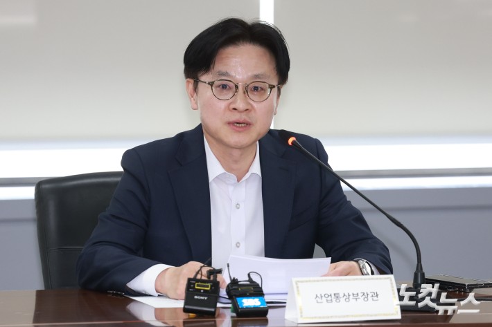 김정관 산업통상부 장관이 15일 오후 서울 종로구 석탄회관에서 열린 원유·나프타 수급 대응 점검회의에서 모두발언을 하고 있다.