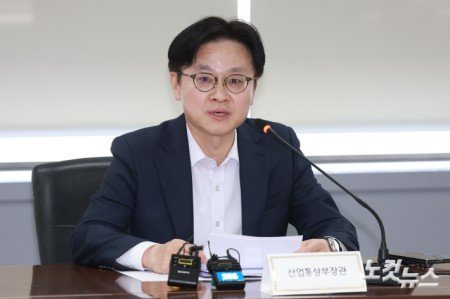 김정관 산업통상부 장관이 15일 오후 서울 종로구 석탄회관에서 열린 원유·나프타 수급 대응 점검회의에서 모두발언을 하고 있다.