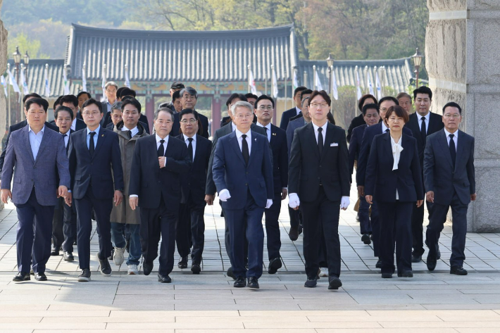 민형배 후보가 국립5·18민주묘지 참배를 마치고 걸어나오고 있다. 민형배 후보 제공