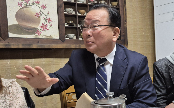 6일 대구 중구의 한 식당에서 김부겸 전 국무총리가 기자간담회를 열고 질의응답을 했다. 곽재화 기자