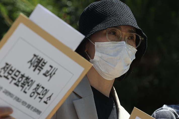 지혜복 교사가 지난 2024년 6월 3일 서울 종로구 서울시교육청 앞에서 열린 '성폭력 공익제보교사 부당전보 무효확인청구소송 제기 기자회견'에 지혜복 교사가 참석한 모습. 연합뉴스
