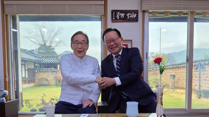 6일 오후 문희갑 전 대구시장을 예방한 김부겸 더불어민주당 대구시장 후보. 김부겸 캠프 제공
