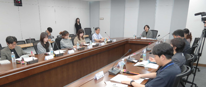 춘천는 15일 '아동친화도시 인증을 위한 연구용역 착수보고회'를 열고 부서 관계자 20여 명이 참석한 가운데 용역 추진계획과 재인증 추진 방향을 공유했다. 춘천시 제공