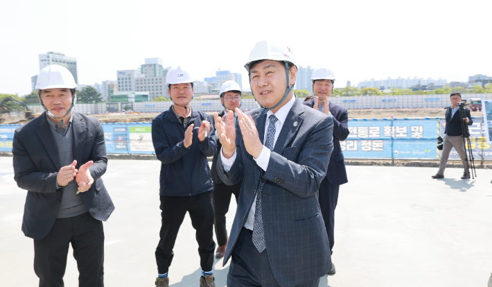 김관영 전북도지사가 15일 전주 MICE복합단지 사업 현장을 살펴보고 있다. 전북도 제공