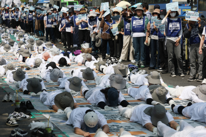 전국장애인부모연대가 15일 서울 서대문구 경찰청 앞에서 연 '고(故) 김창민 영화감독 상해치사 사건 부실수사 규명 촉구 오체투지'에서 참가자들이 오체투지를 하고 있다. 연합뉴스