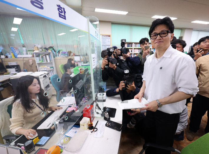 한동훈 전 국민의힘 대표가 14일 오후 부산 북구 만덕2동 행정복지센터를 찾아 전입신고를 하고 있다. 연합뉴스