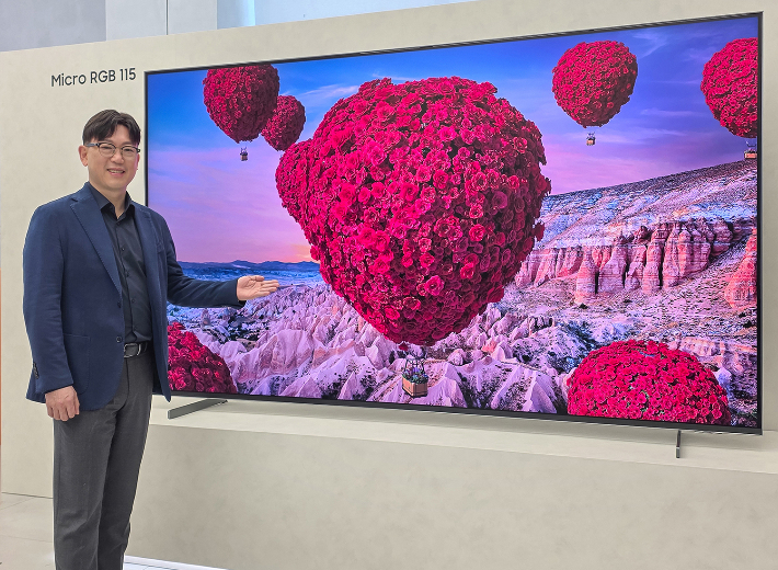 삼성전자 영상디스플레이사업부 용석우 사장이 '더 퍼스트룩 서울 2026' 행사에서 115형 '마이크로 RGB' TV를 소개하고 있다. 삼성전자 제공