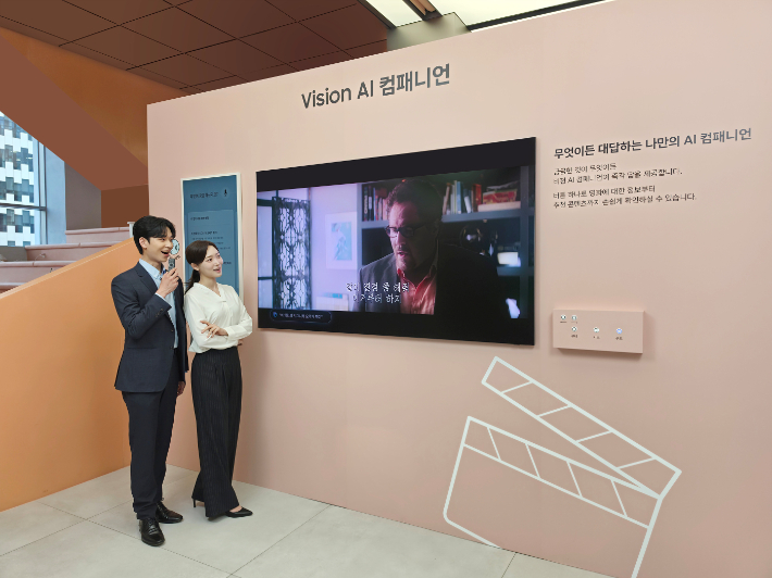 삼성전자 모델이 삼성 TV만의 통합 AI 플랫폼 '비전 AI 컴패니언'을 통해 영화를 감상하며 궁금한 정보를 검색하고 있다. 삼성전자 제공