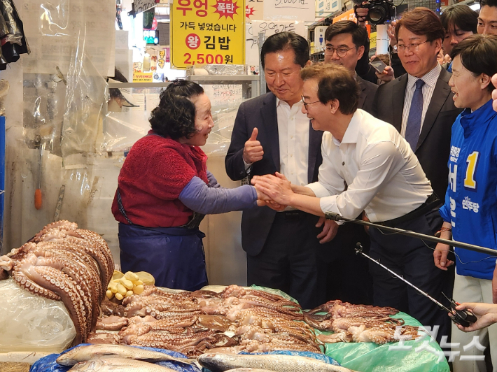 15일 부산 부전시장을 찾은 정청래 더불어민주당 대표와 전재수 부산시장 후보, 서은숙 부산진구청장 후보가 시장 상인과 인사하고 있다. 정혜린 기자