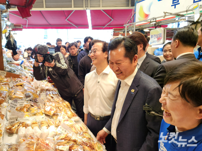 15일 부산 부전시장을 찾은 정청래 더불어민주당 대표와 전재수 부산시장 후보, 서은숙 부산진구청장 후보가 시장 상인과 인사하고 있다. 정혜린 기자