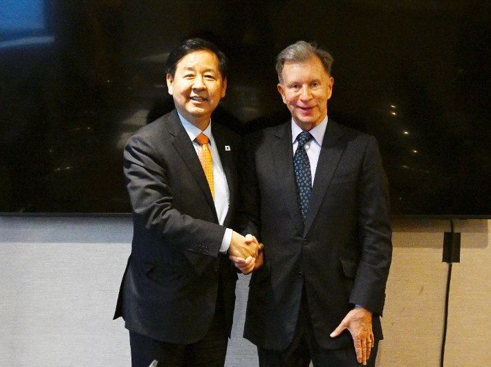 뉴욕 한국경제 투자설명회(IR) 행사 개최로 미국 뉴욕을 방문중인 구윤철(왼쪽) 부총리 겸 재정경제부 장관이 14일(현지시간) 더 웨스턴 뉴욕 센트럴호텔에서 존 스터진스키 핌코 부회장과 면담에 앞서 악수하며 기념사진을 찍고 있다. 재정경제부 제공