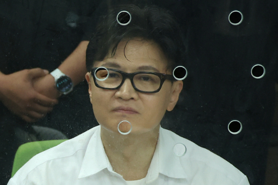 한동훈 전 국민의힘 대표가 14일 오후 부산 북구 만덕2동 행정복지센터를 찾아 전입신고를 하고 있다. 연합뉴스