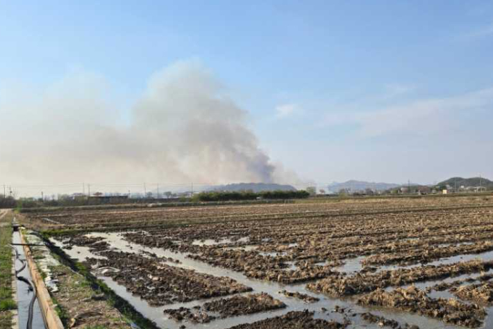 15일 오후 2시 48분쯤 강원 철원군 근남면 마현리 마현민통초소 앞 야산에서 불이 났다. 강원소방본부 제공