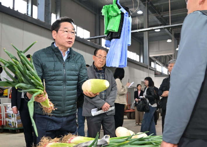 대파와 무를 집어든 유정복 인천시장 모습. 유 시장 페이스북 캡처