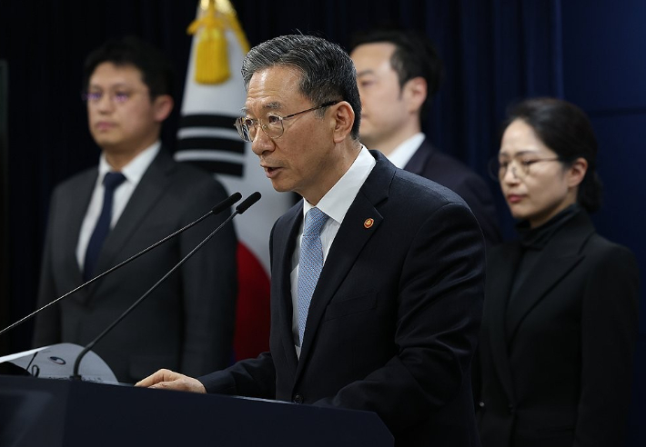 정성호 법무부 장관이 지난 3월 14일 정부서울청사에서 쉰들러 국제투자분쟁 승소 관련 브리핑을 하고 있다. 연합뉴스