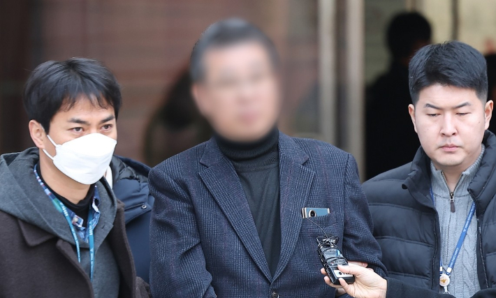 생활지도 등을 빌미로 여성 장애인들과 강제 성관계를 맺거나 유사 성행위를 강요한 혐의 등(성폭력처벌법상 장애인피보호자 간음 등·장애인복지법상 폭행)을 받는 중증장애인 거주시설 색동원 시설장 김모씨. 연합뉴스