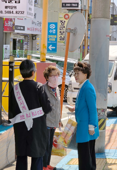 전도훈련 후 감천선교교회 인근에서 전도를 하고 있다.