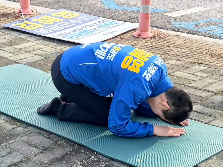 김혜영 민주당 영광군수 예비후보가 지난 6일 저녁 퇴근길 거리 유세를 진행하면서 큰절을 하고 있다. 김 예비후보 SNS 캡처