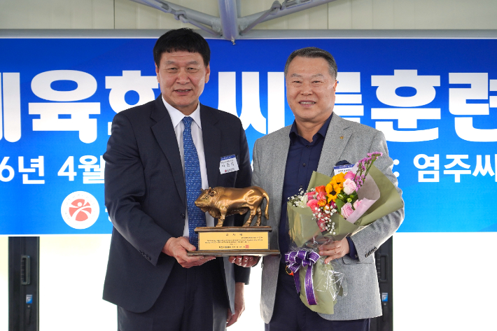 (왼쪽부터)이준희 대한씨름협회장, 전갑수 광주광역시체육회장. 광주시체육회 제공