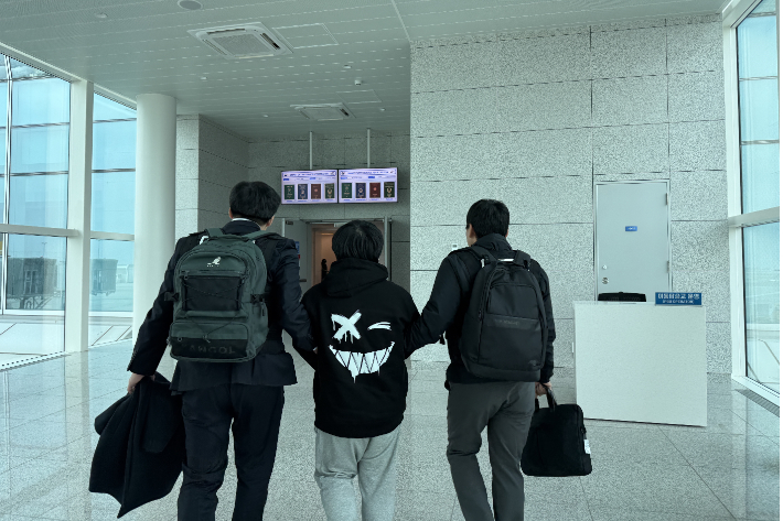 중국 현지 보이스피싱 조직에 가담해 '콜센터' 업무를 한 30대 남성 A씨가 인천국제공항을 통해 송환되는 모습. 강원경찰청 제공