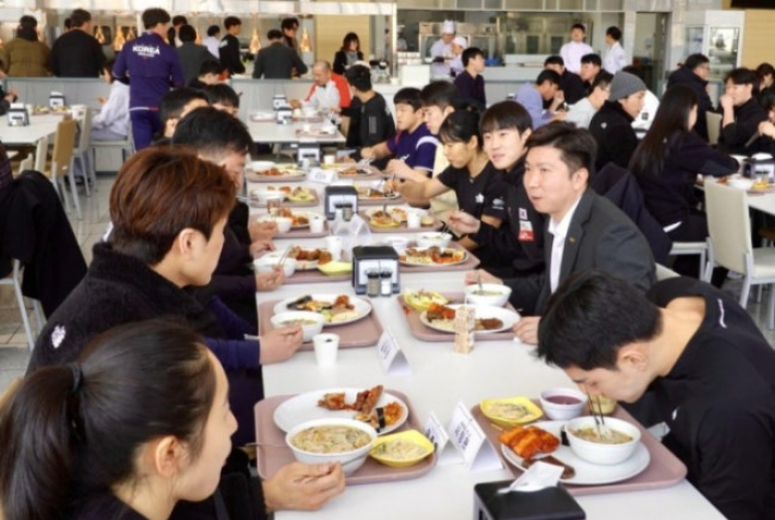 지난해 2월 14일 유승민 대한체육회장(당시 당선인·사진 우측 중앙)이 진천 선수촌내 선수 식당에서 지도자, 선수들과 식사를 하고 있다. 연합뉴스