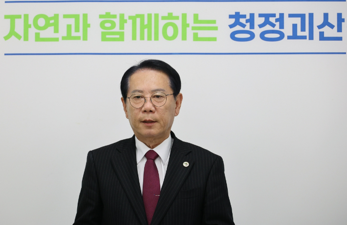 송인헌 괴산군수 재선 도전 공식 선언…민주당 경선은 고발전 비화