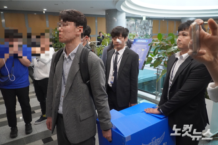 15일 김슬지 전북도의원 사무실 압수수색을 마친 경찰 수사관들. 심동훈 기자