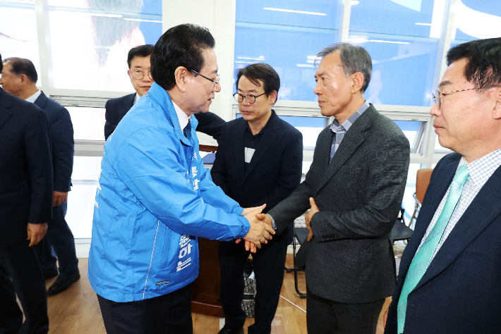 김영록 더불어민주당 전남광주특별시장 예비후보가 14일 당내 경선 결선에서 탈락한 뒤 광주 서구 자신의 선거캠프 사무실을 찾아 지지자들과 인사를 나누고 있다. 연합뉴스