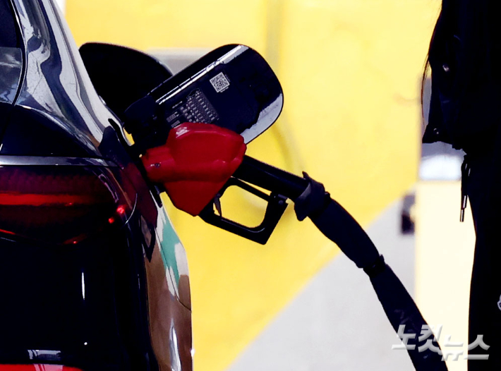 서울시내 한 주유소에서 시민들이 주유를 하고 있다. 황진환 기자