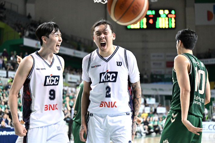 1, 2차전을 내리 따낸 KCC. KBL 제공