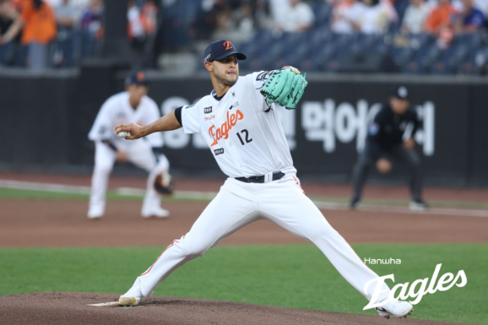 15일 삼성과 홈 경기에 선발 등판해 투구하는 한화 1선발 에르난데스. 한화 