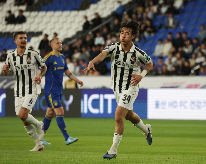 골 세리머니 하는 송민규. 연합뉴스
