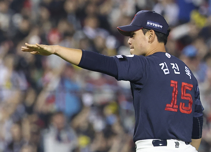 15일 서울 잠실야구장에서 열린 2026 KBO 프로야구 롯데 자이언츠와 LG 트윈스의 경기. 5회말 2사 1, 2루 위기를 넘긴 롯데 선발 투수 김진욱이 더그아웃을 향해 손을 들어올리고 있다. 연합뉴스 