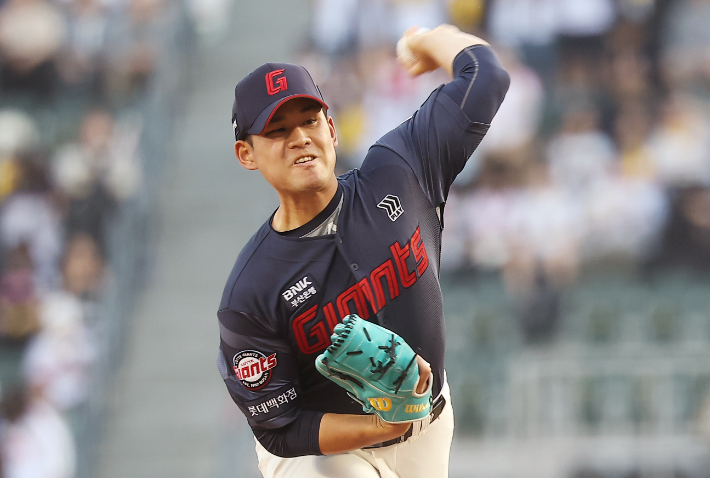 15일 서울 잠실야구장에서 열린 2026 KBO 프로야구 롯데 자이언츠와 LG 트윈스의 경기. 1회말 롯데 선발 투수로 나선 김진욱이 역투하고 있다. 연합뉴스 
