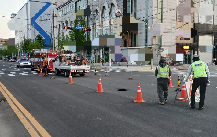 15일 오후 5시 21분쯤 경북 구미시 공단동의 한 도로에서 깊이 1m, 지름 0.6m의 땅 꺼짐이 발생했다. 경북소방본부 제공