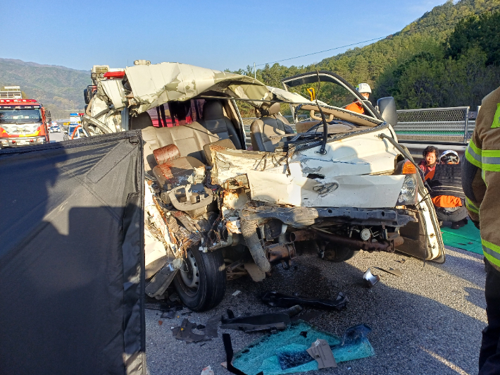 사고로 파손된 1톤 트럭. 전북소방본부 제공