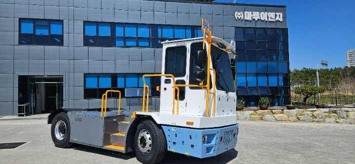 국내 기술로 제작한 무탄소 전기 야드트랙터. 해양수산부 제공